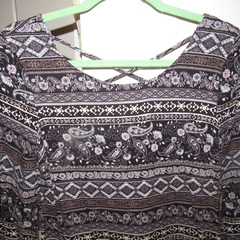 Printed flowy dress with open back